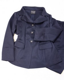 秋冬に備えて紺のデザインパンツスーツ/<br />The design trouser suit which is dark blue for fall and winter.