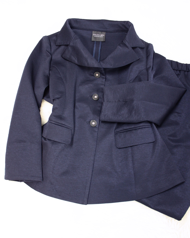 秋冬に備えて紺のデザインパンツスーツ/<br />The design trouser suit which is dark blue for fall and winter.