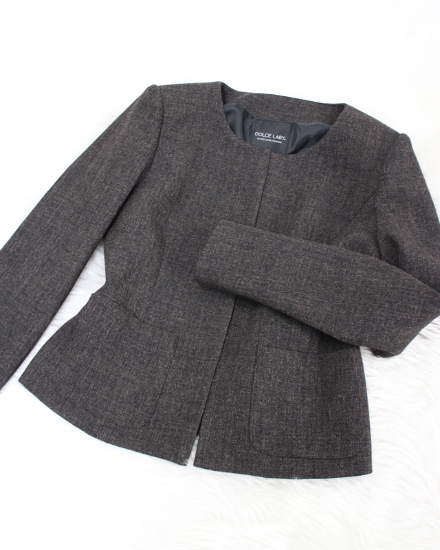 ブラウン系のあったか生地のノーカラージャケット♪<br />Warm brown no-collar jacket.