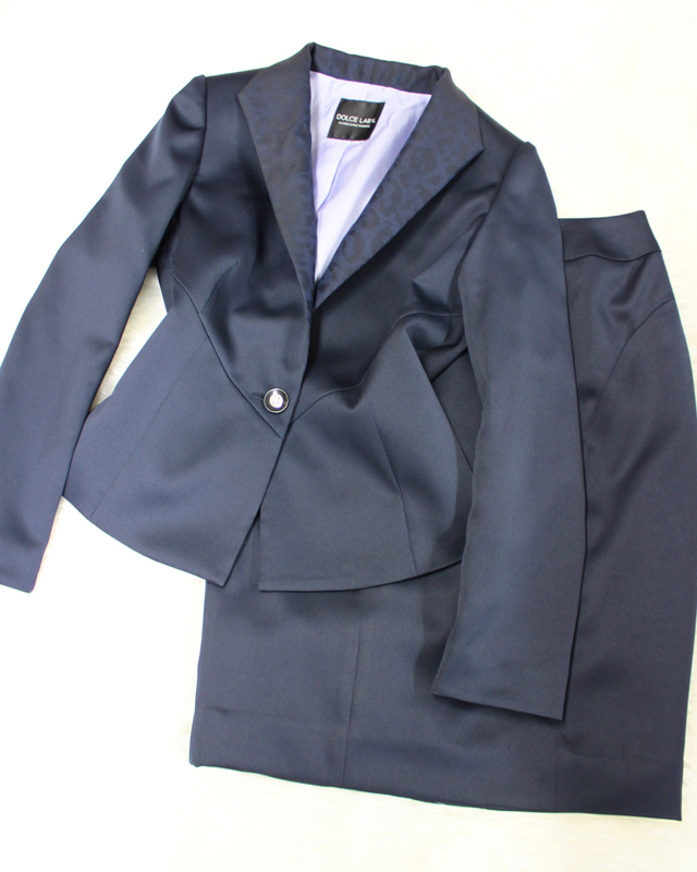 バイカラー仕様のジャケットとスカート<br />/A jacket and skirt of by color specifications.