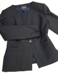 深い紺のビジネスジャケット/<br />Dark blue business no-collar jacket.