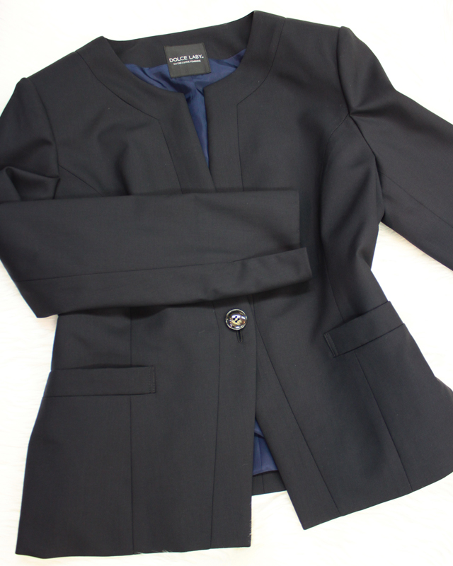 深い紺のビジネスジャケット/<br />Dark blue business no-collar jacket.