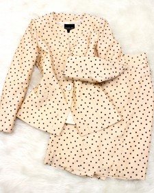 ベージュドットのエレガントスカートスーツ<br />/Elegant skirt suit of the beige dot pattern.