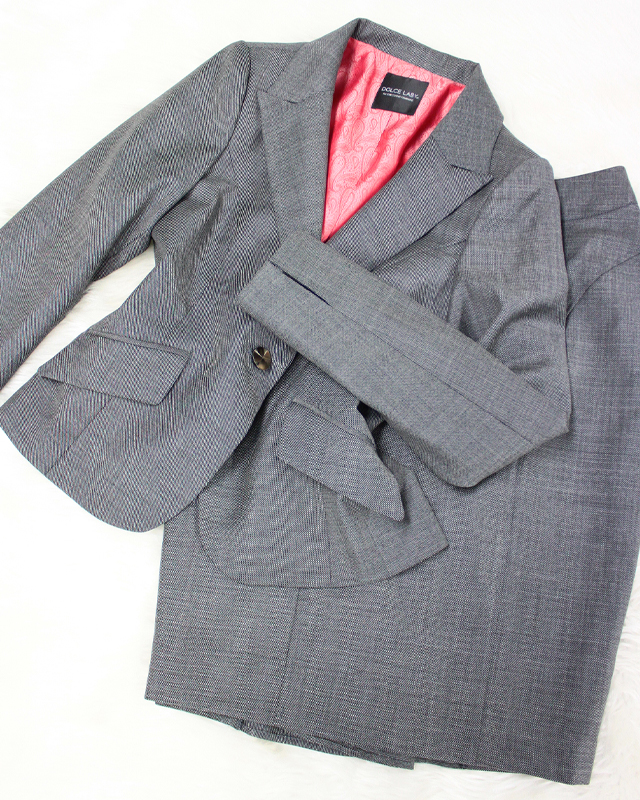 淡いグレーの鹿の子調スカートスーツ♪/<br />Light gray fawn-like skirt suit.