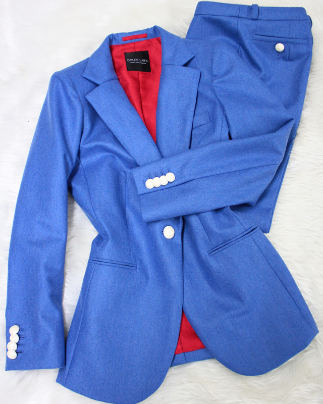 鮮やかブルーのパンツスーツ♪/<br />Pants suit of the bright blue.