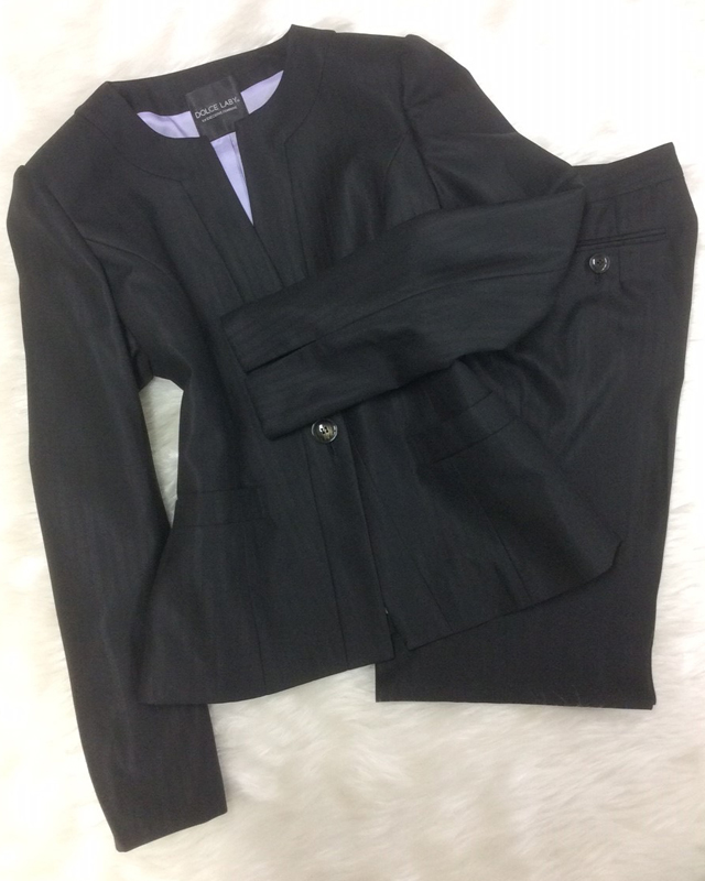 黒織柄パンツスーツでスマートに/<br />Smartly with black weave pattern pants suit