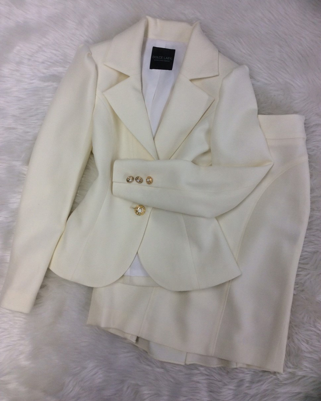 白ウールスカートスーツでお祝い☆/<br />Celebrate with a white wool skirt suit