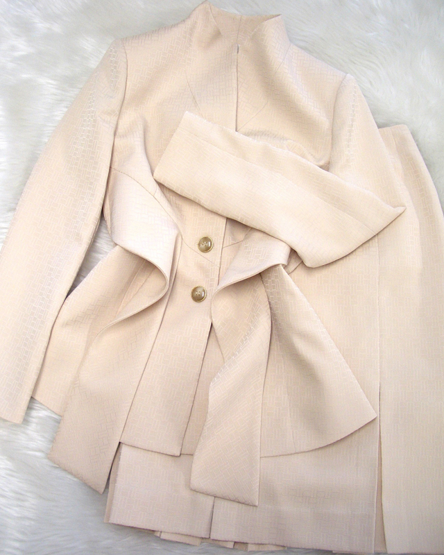 ベージュ柄スカートスーツ/<br />Beige patterned skirt suit