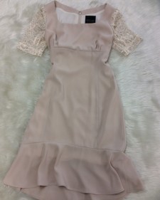 ベージュ袖レースワンピース/<br />Beige sleeve lace one-piece dress