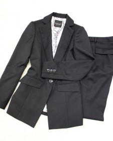 黒柄パンツスーツ/<br />Black pattern pants suit